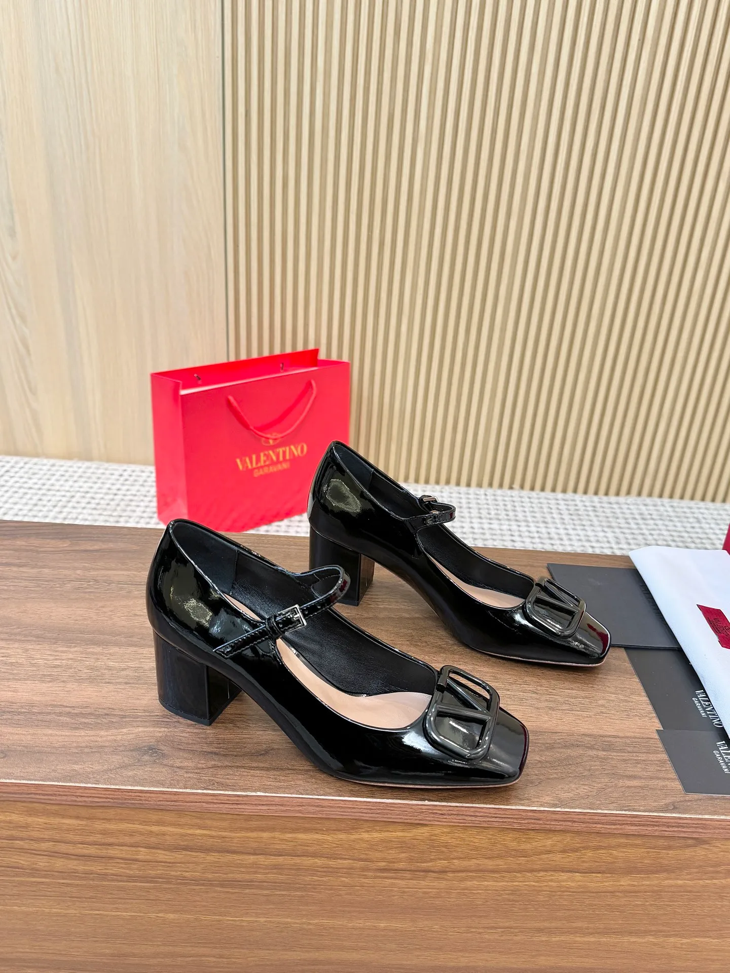 👟👟Ex-factory price 460👟👟 Genuine leather sole + 40 Valentino. Large v-buckle sandals ㊙️Latest series of counters Authentic grade version with perfect details. Authentic products are made one to one. All details are consistent with genuine ones. The upper foot is very pedicure type. The key point is that it is very good and easy to control. It does not grind the feet and does not tire the feet. Walking artifact, exclusive mold opening. The highest version on the market. Fabric: imported mixed sheepskin, lining and foot pads are all sheepskin. Code number (34 to 42) Customized sizes 34 and 42 are non-refundable and non-exchangeable. Heel height: 7.5CM, rubber sole, leather sole +40